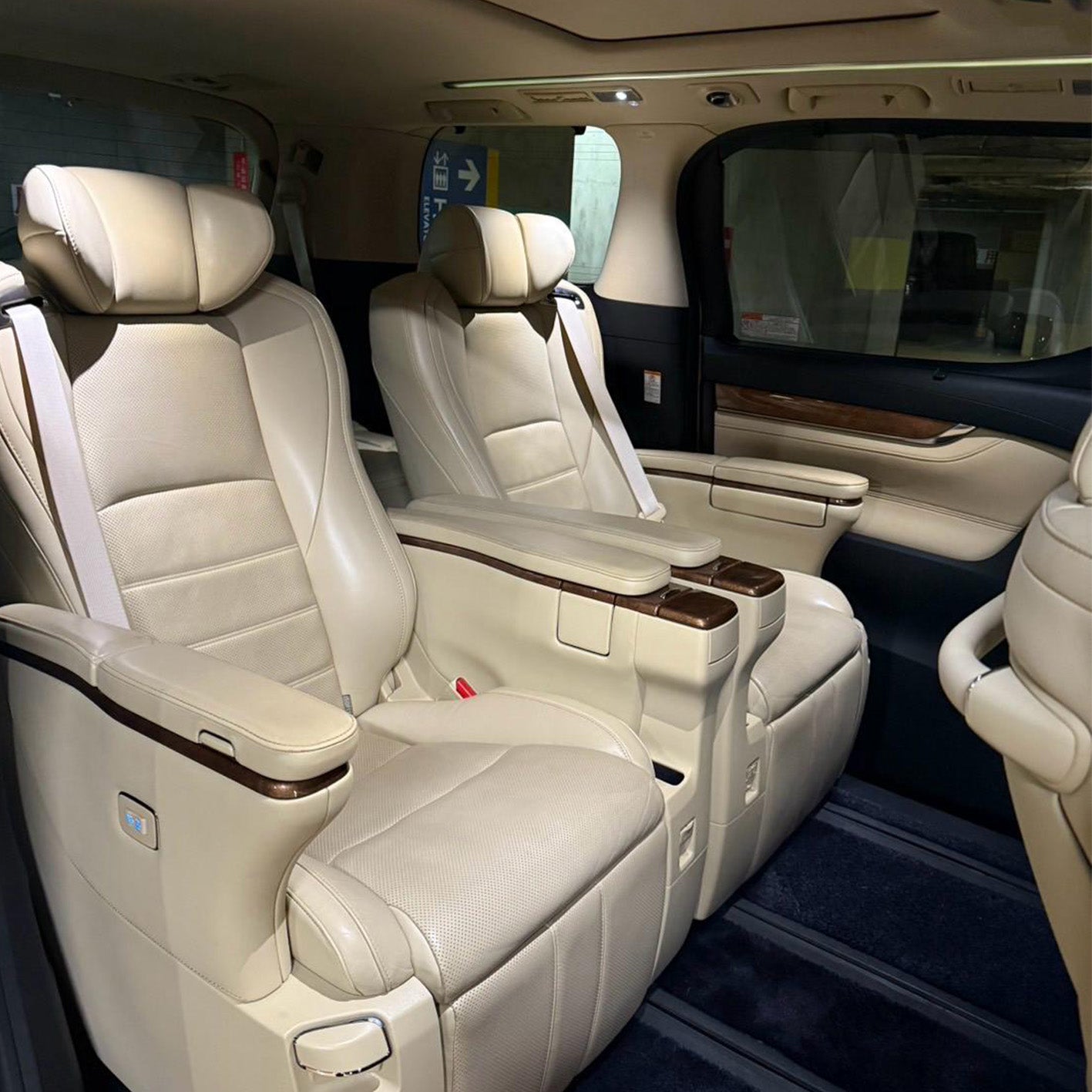 TOYOTA ALPHARD HYBRID EXECUTIVE LOUNGE WHITE