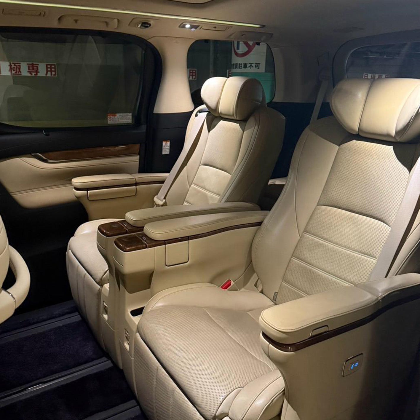 TOYOTA ALPHARD HYBRID EXECUTIVE LOUNGE WHITE
