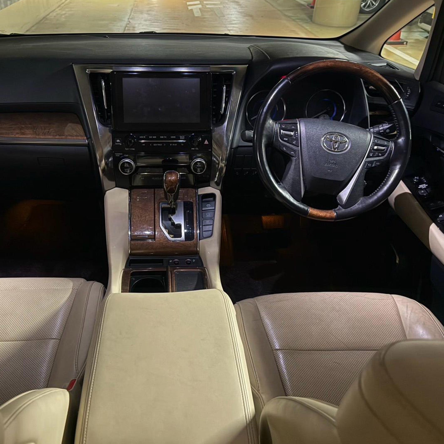TOYOTA ALPHARD HYBRID EXECUTIVE LOUNGE WHITE