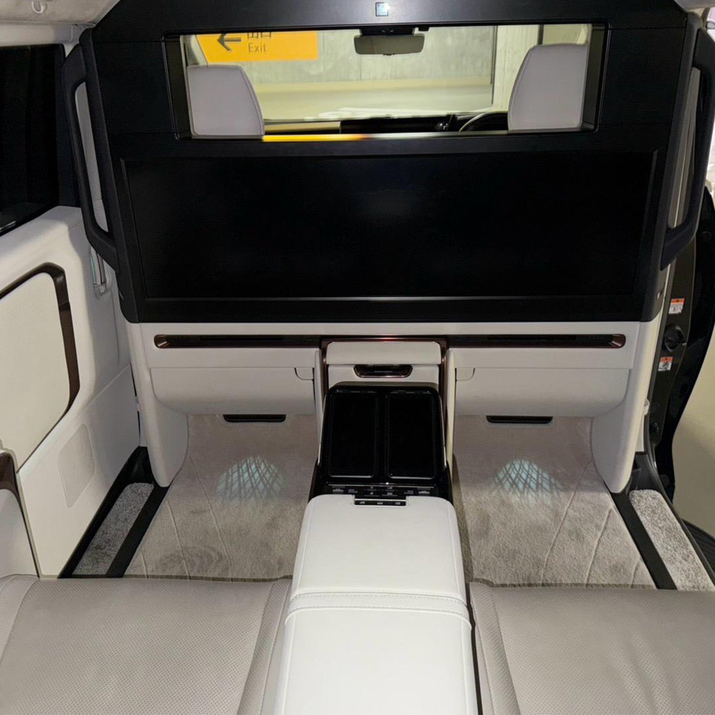 TOYOTA LEXUS LM500H EXECUTIVE BLACK