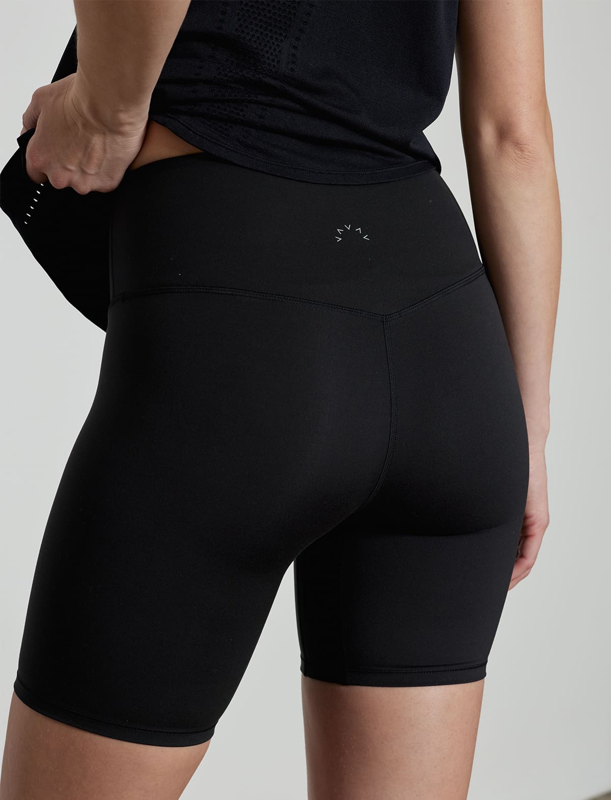 VARLEY Let's Move Short 7" in Black