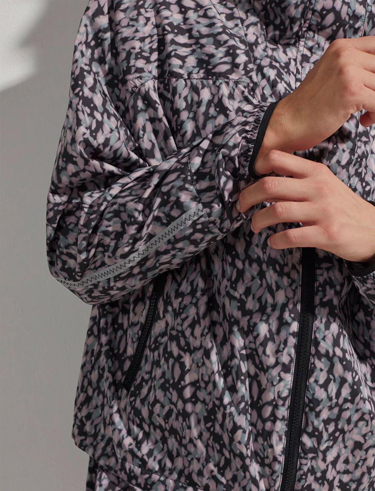 VARLEY Print Terrace Running Jacket in Dark Motion Petal