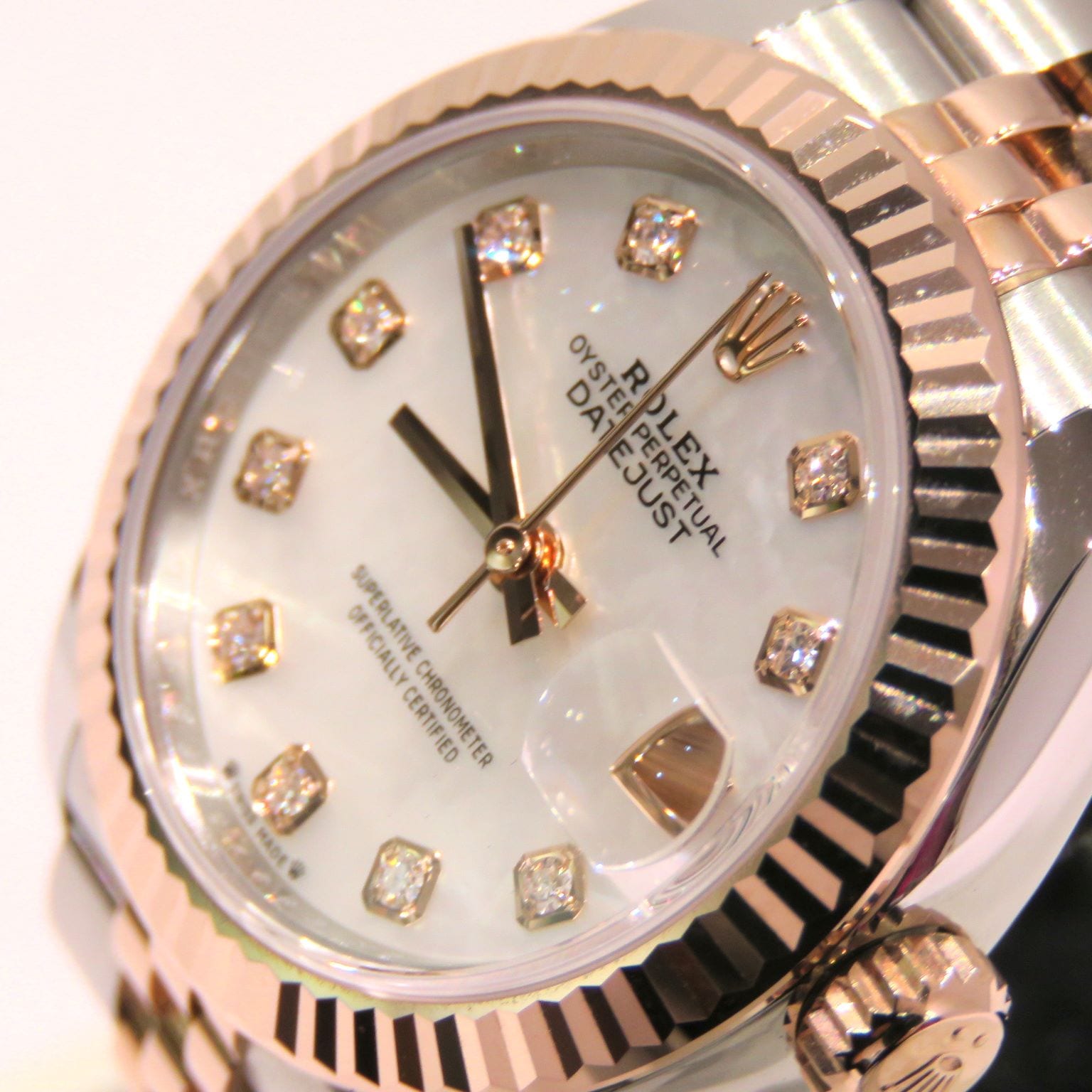 ROLEX LADY-DATEJUST 28 WHITE SHELL 10pcs Diamonds