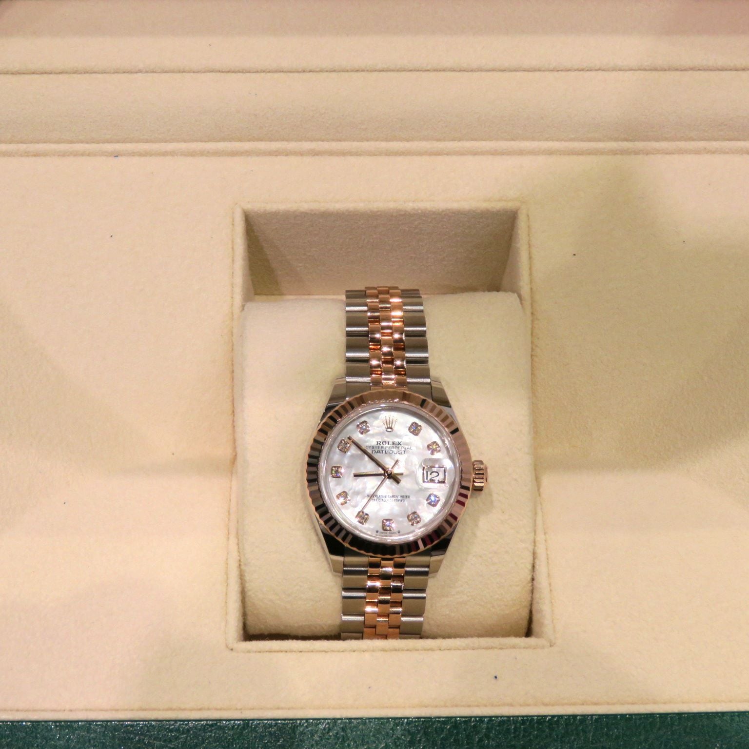 ROLEX LADY-DATEJUST 28 WHITE SHELL 10pcs Diamonds