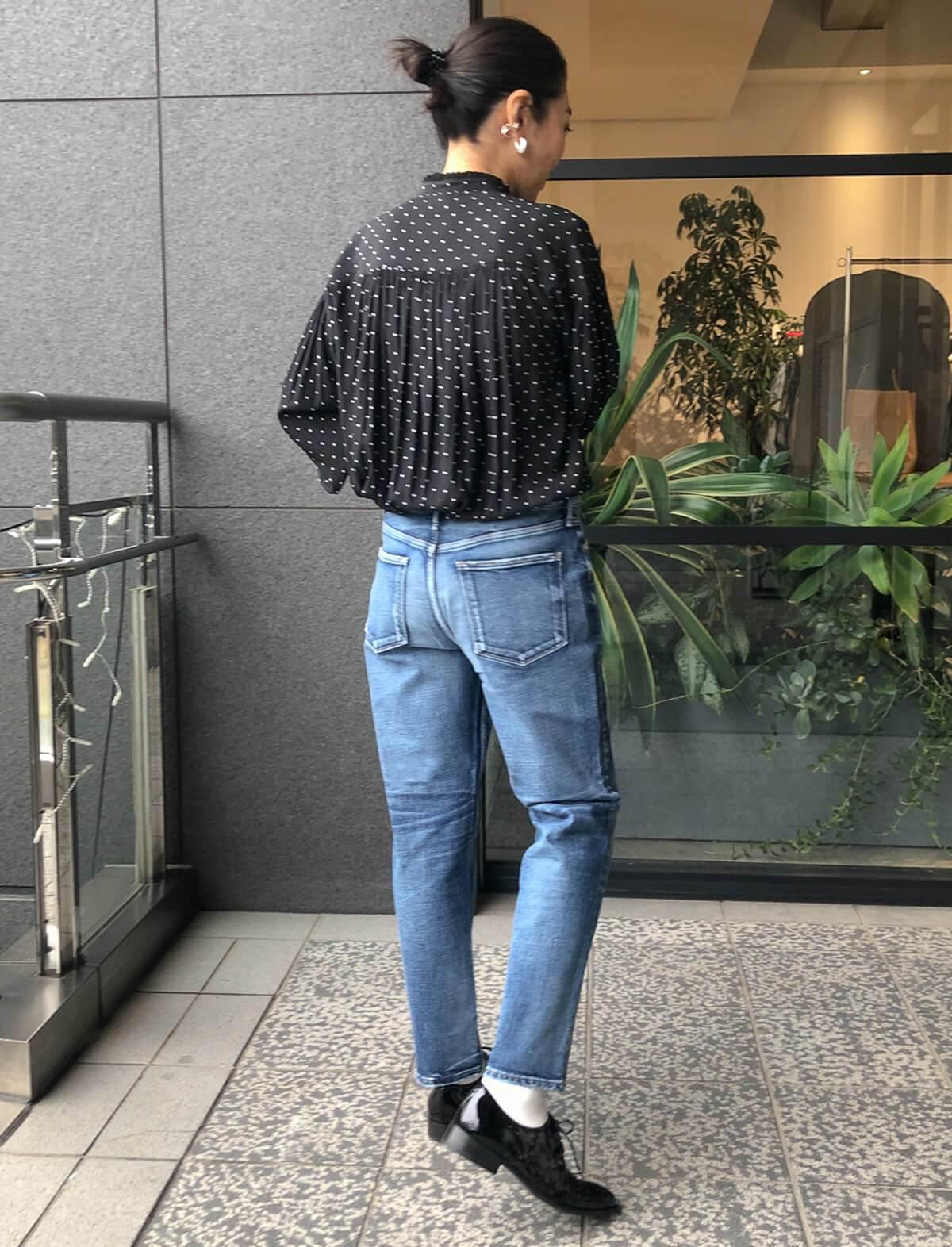 UPPER HIGHTS The Girl Midrise Relaxed Tapered Jeans in Moon | CLOSET Singapore